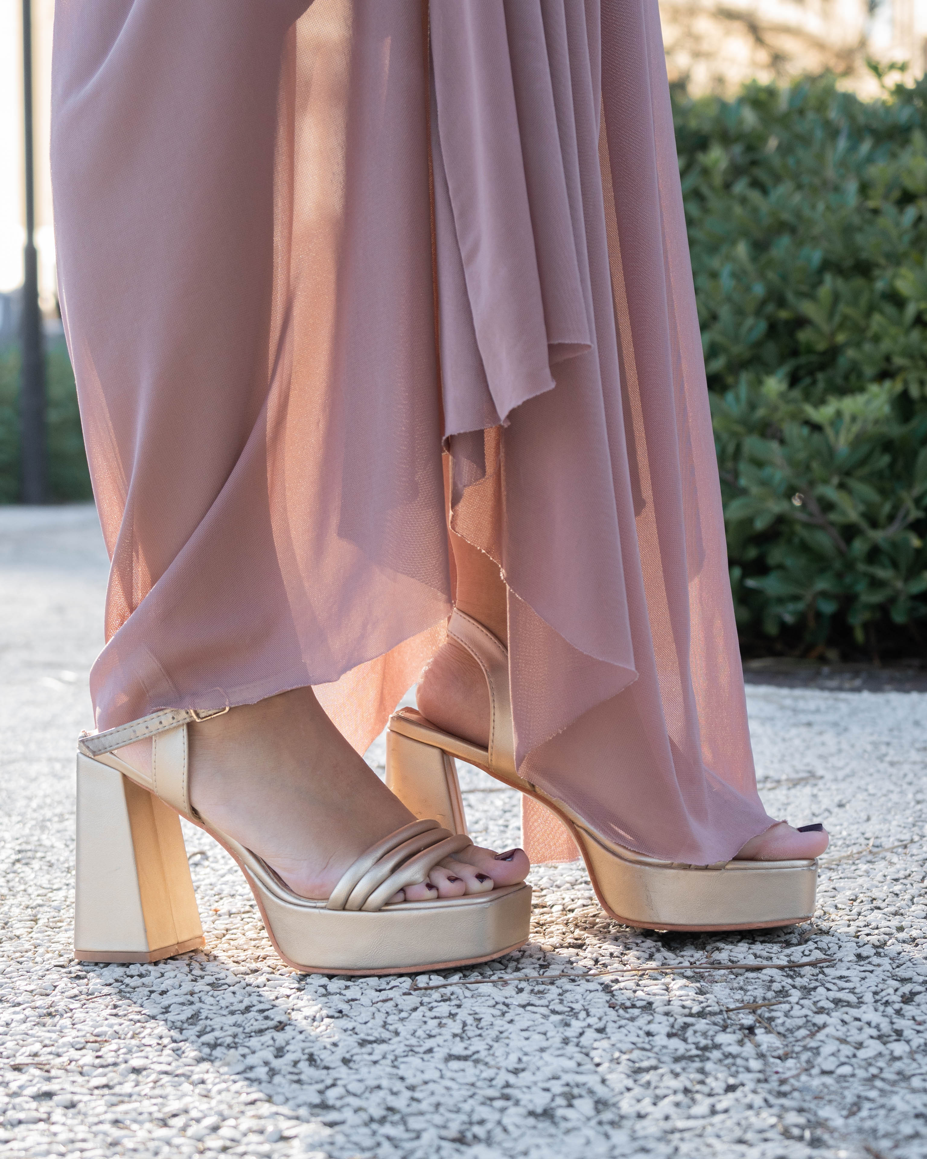 Sandalias doradas con tres tiras