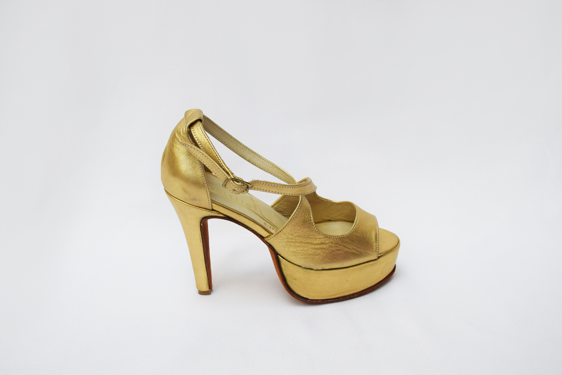 Sandalias cruzadas adelante