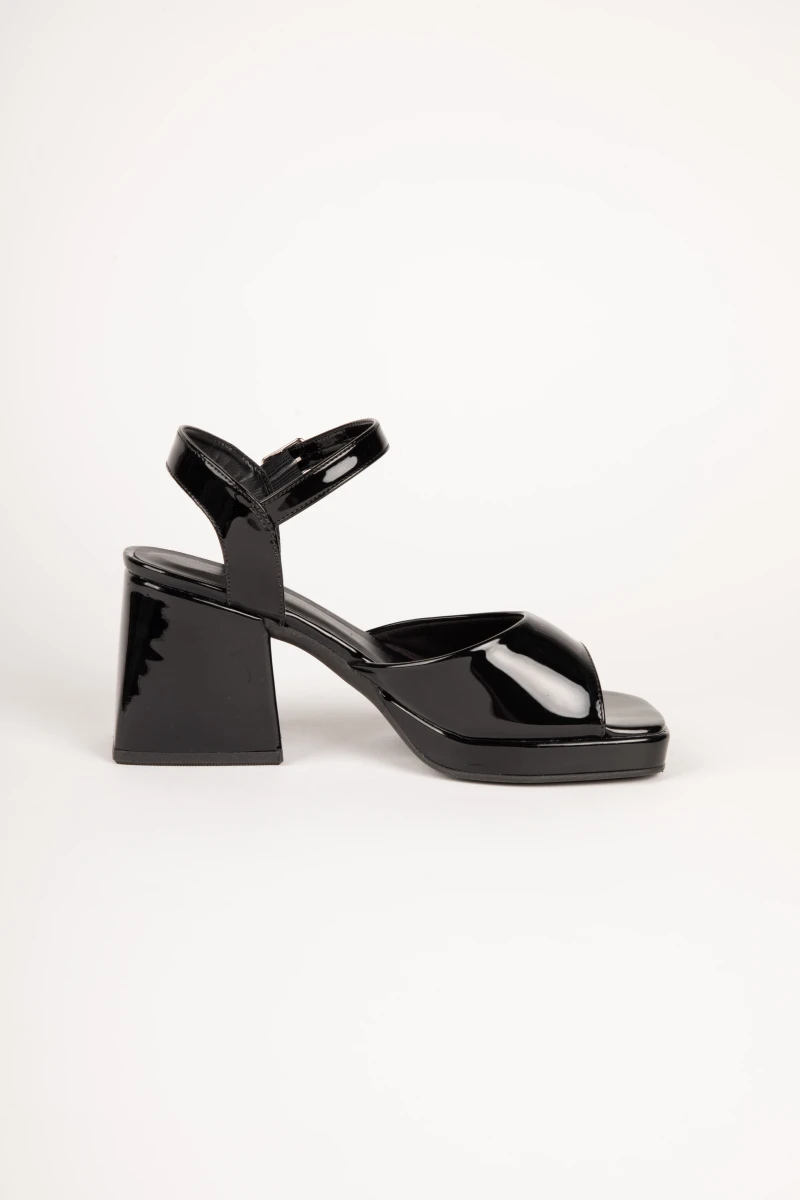 Sandalias negras de charol