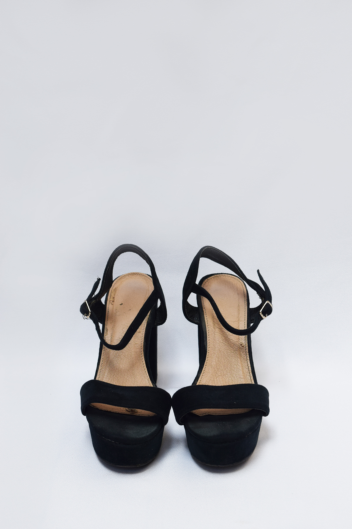 Sandalias negras en gamuza