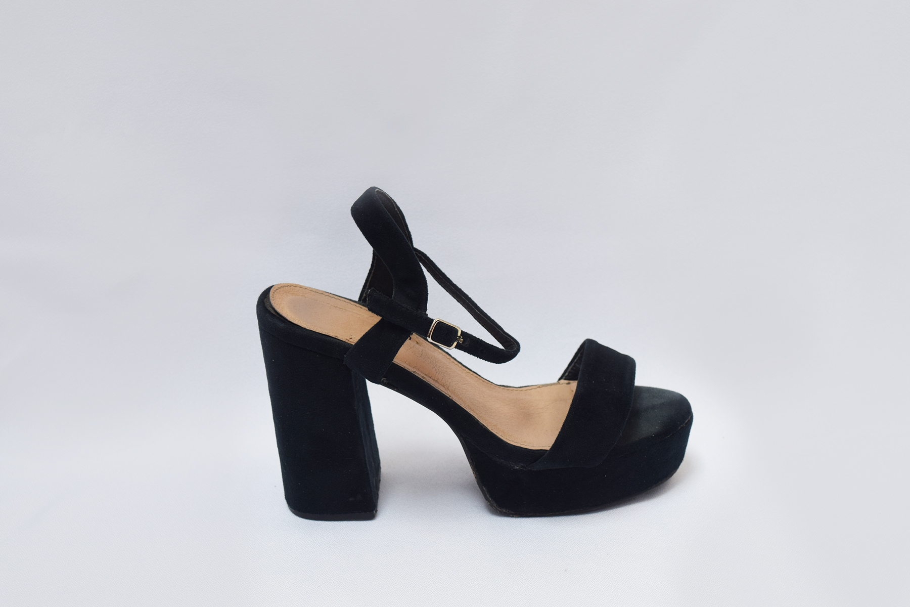 Sandalias negras en gamuza