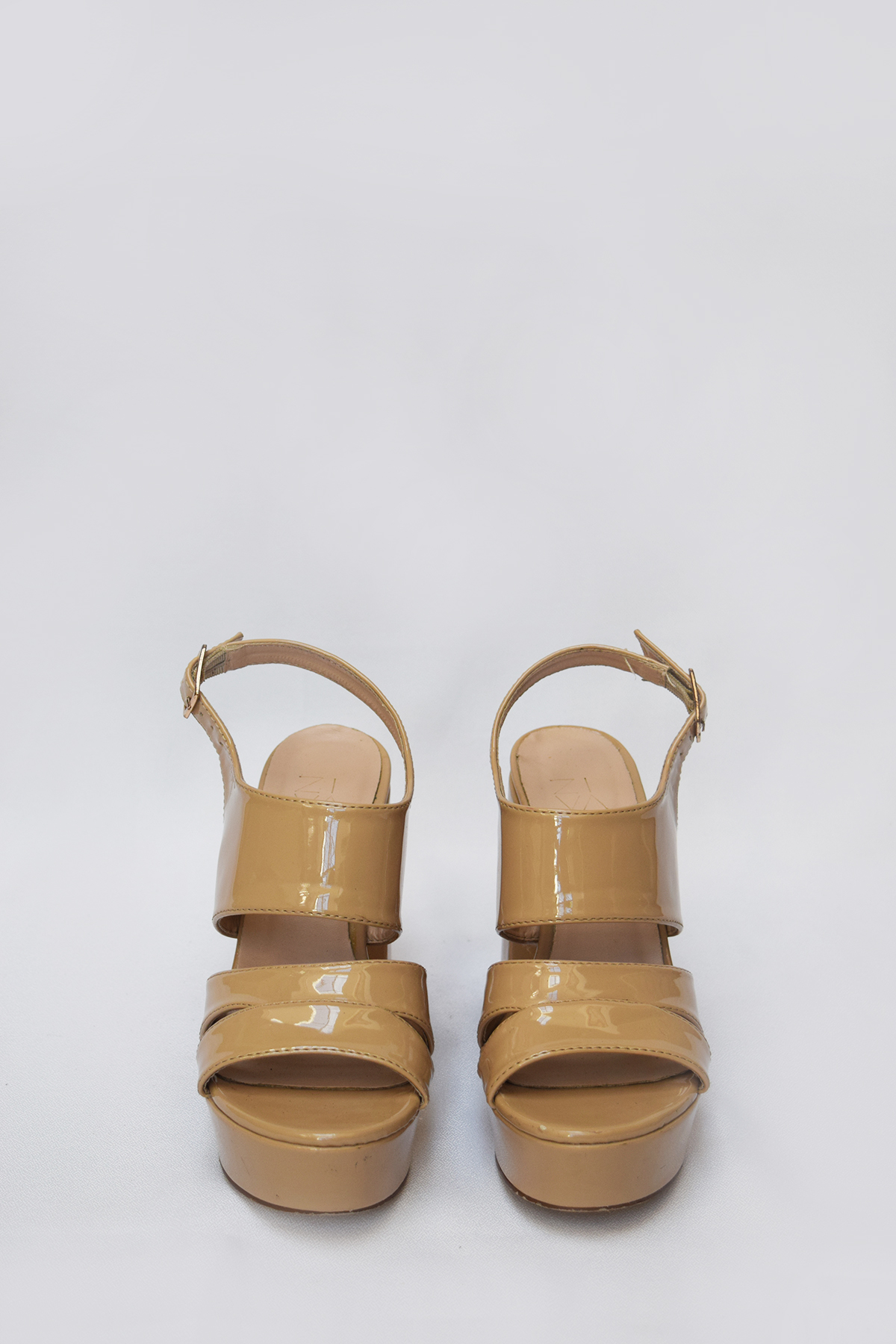 Sandalias de charol nude
