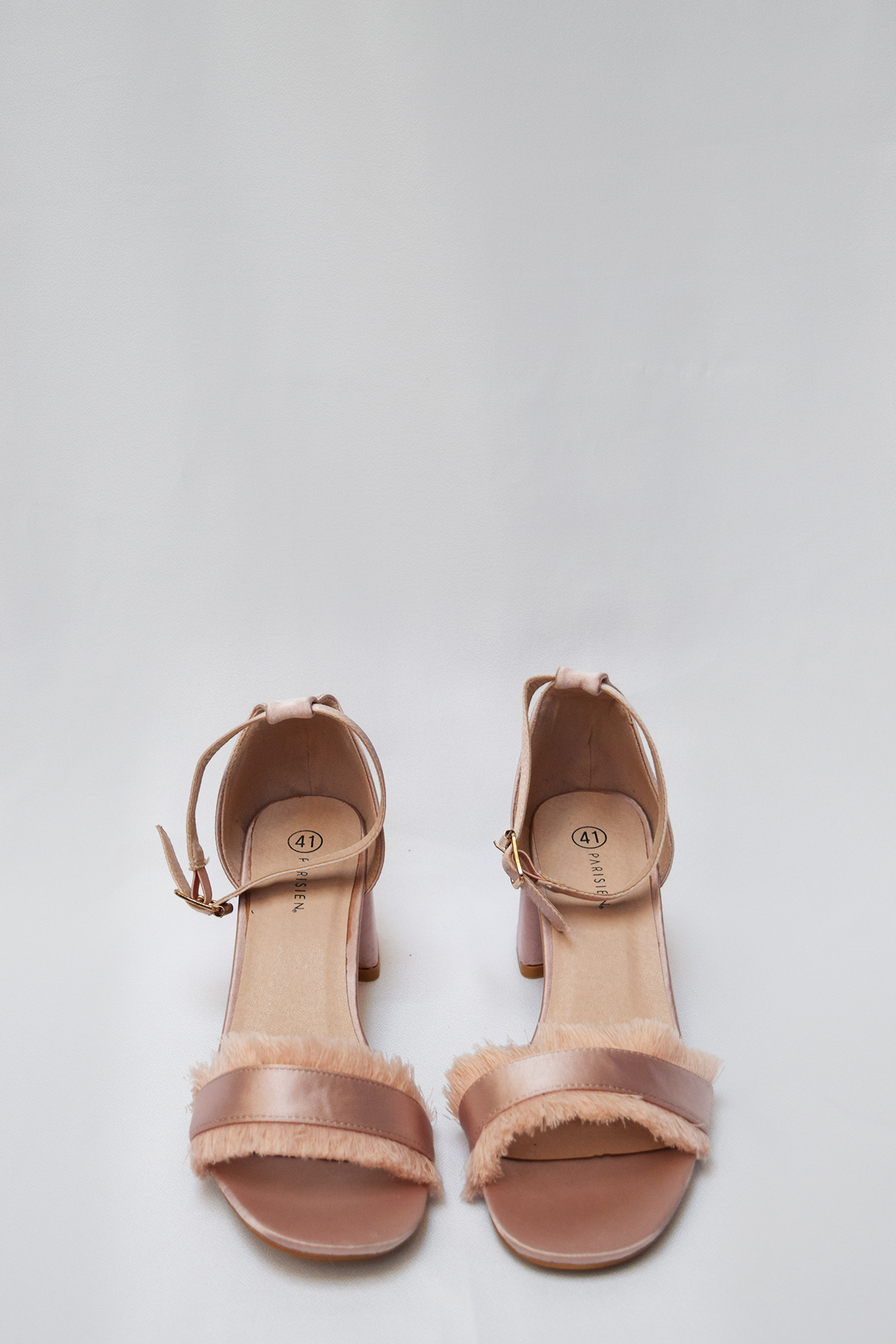 Sandalias rosadas con flecos
