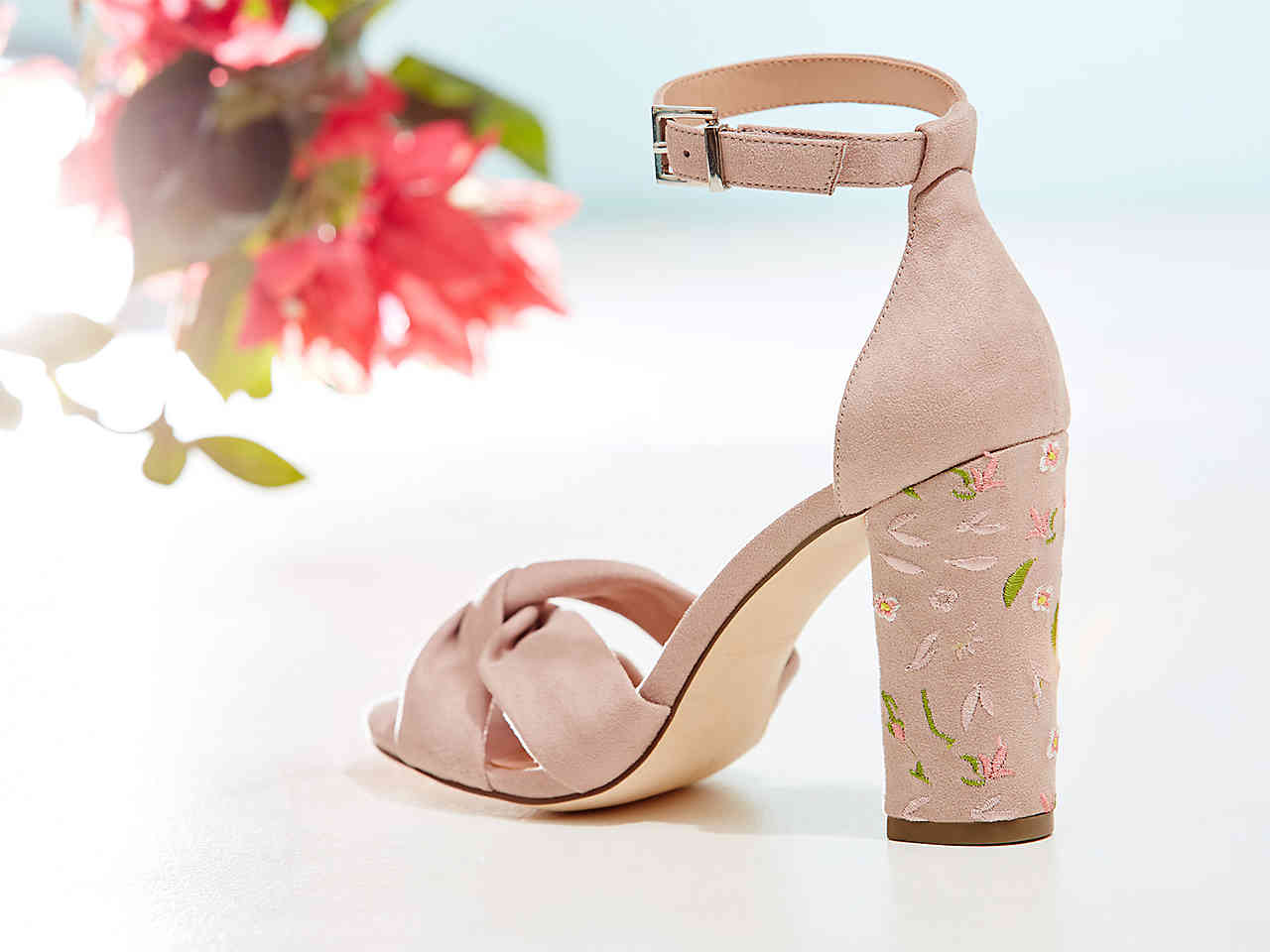 Sandalias con taco bordado
