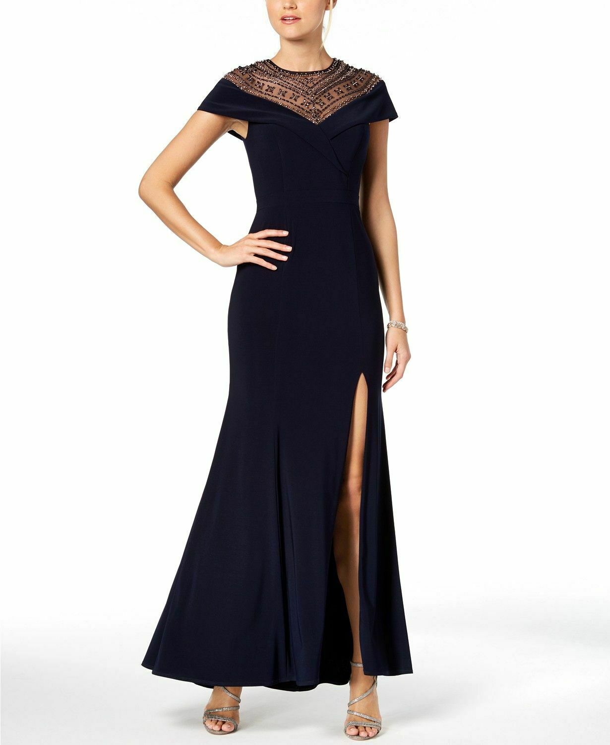 Vestido con mangas, bordados y tajo