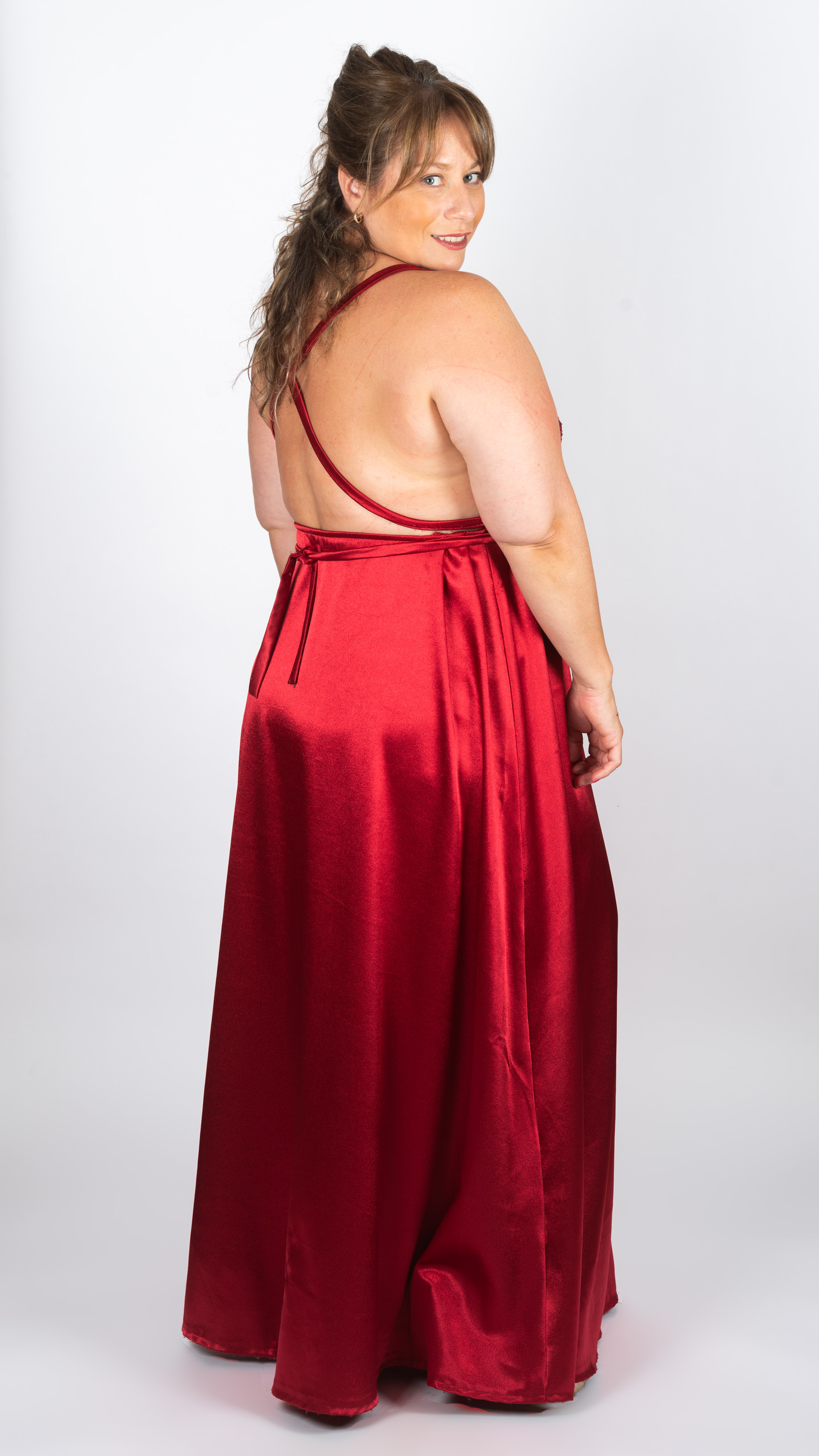 Vestido con top de lentejuelas, espalda escotada y tajo