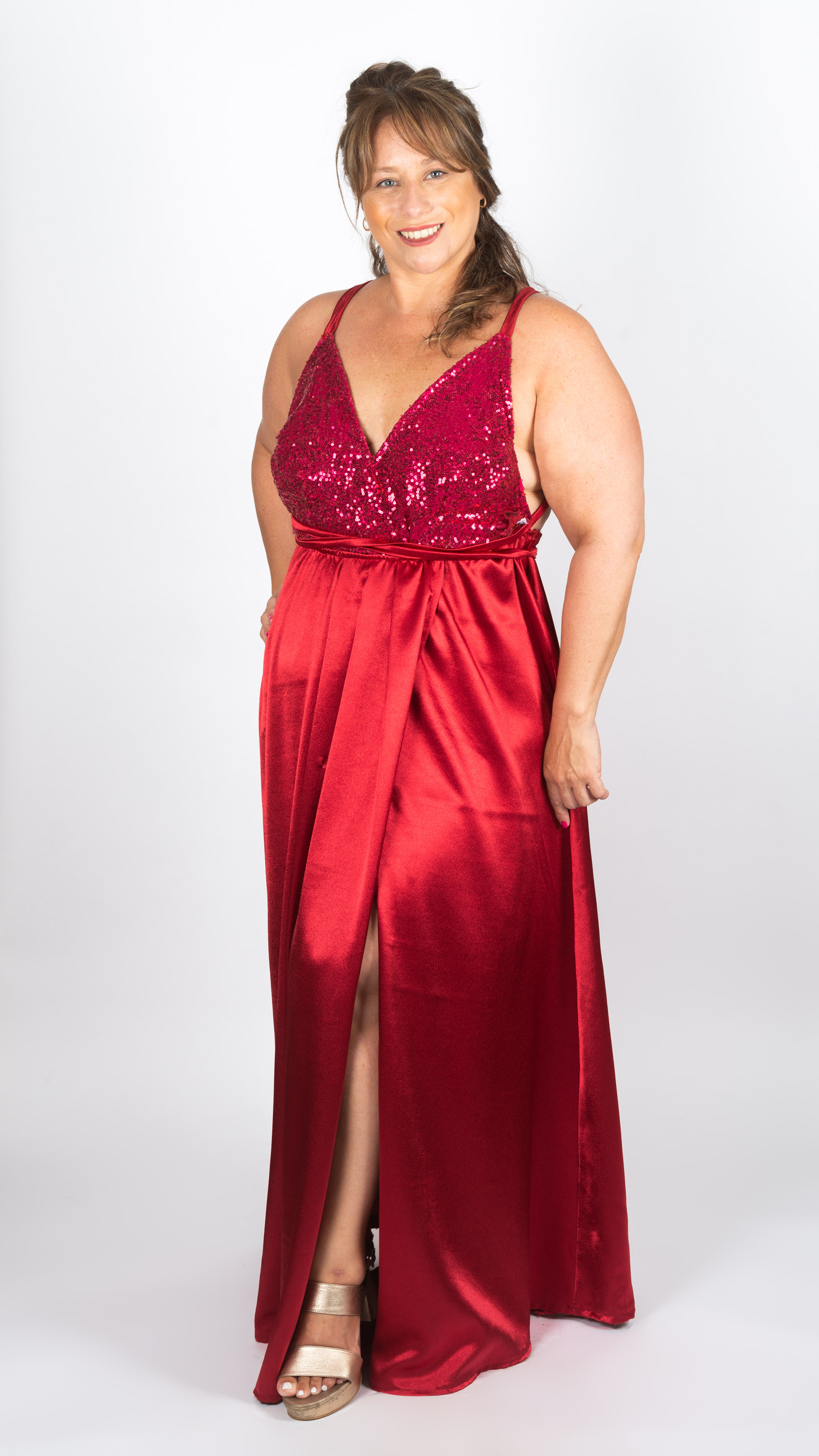 Vestido con top de lentejuelas, espalda escotada y tajo