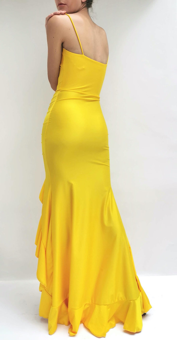 Vestido con drapeados y tajo con volado