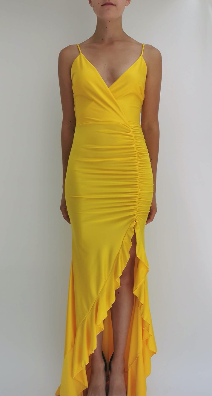 Vestido con drapeados y tajo con volado